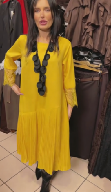 Vestido comprido com saia plissada e decote redondo