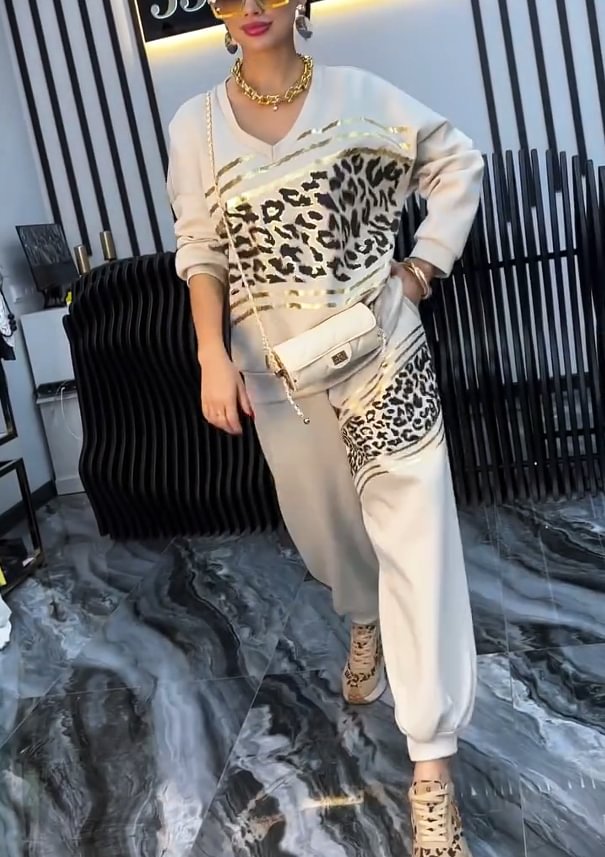 Conjunto casual feminino com blusa de moletom listrada e estampa de leopardo com decote em V