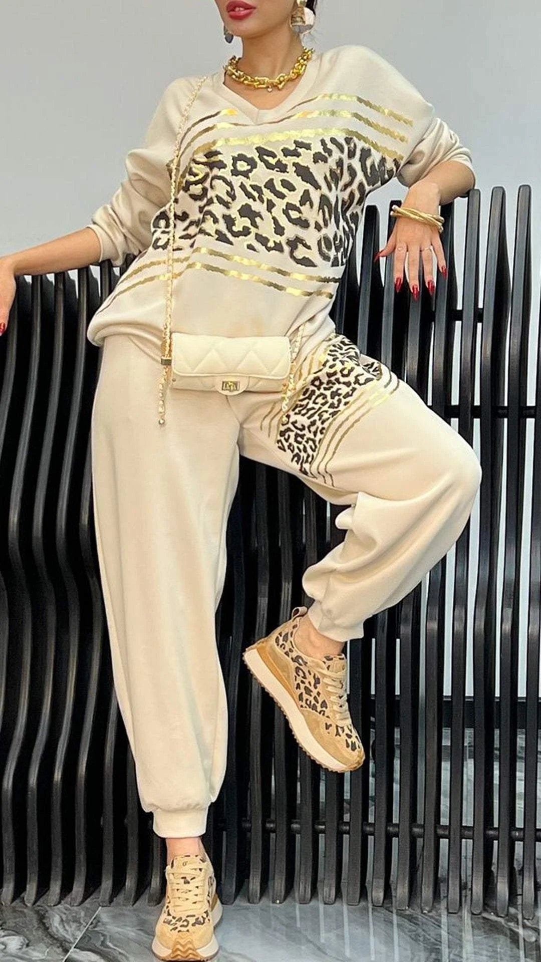 Conjunto casual feminino com blusa de moletom listrada e estampa de leopardo com decote em V