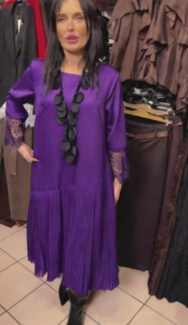 Vestido comprido com saia plissada e decote redondo