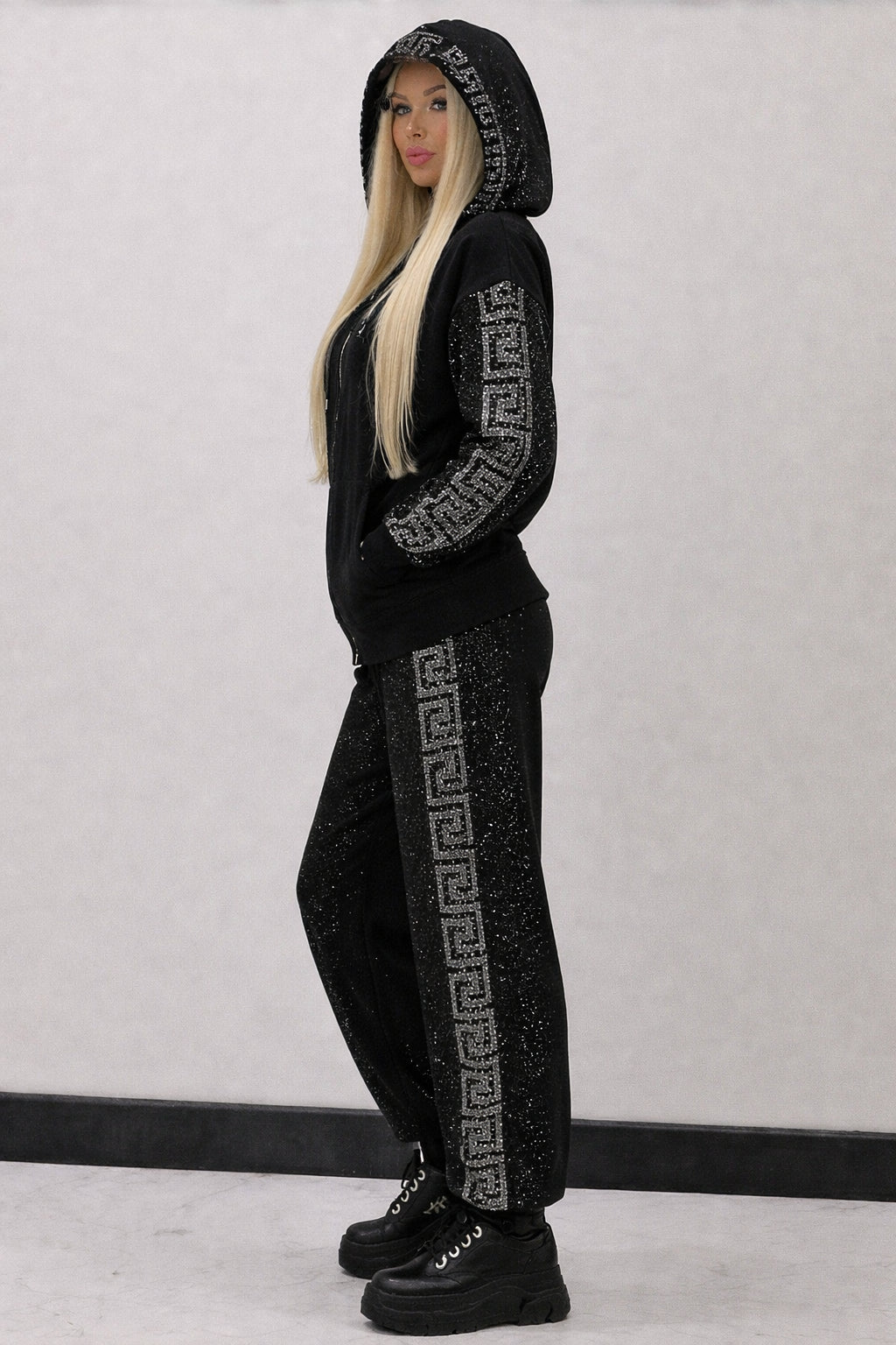 Conjunto feminino casual com jaqueta e calça com capuz e strass.