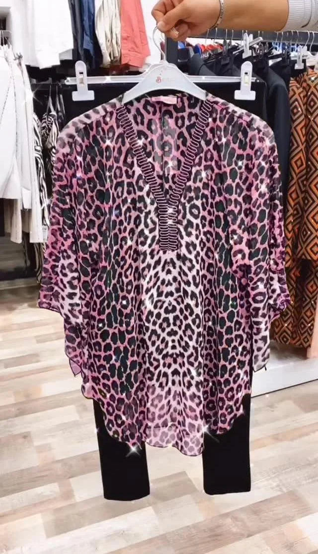 Conjunto casual de duas peças com estampa de leopardo e detalhes em diamante.