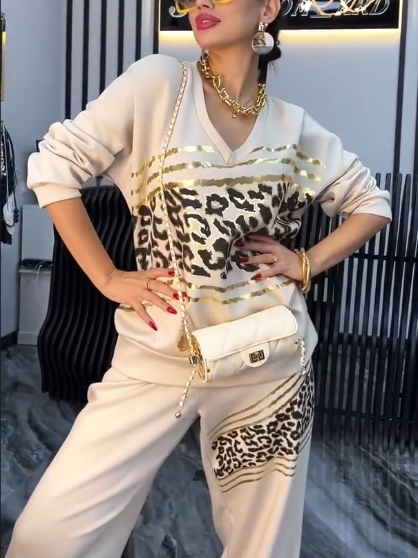 Conjunto casual feminino com blusa de moletom listrada e estampa de leopardo com decote em V