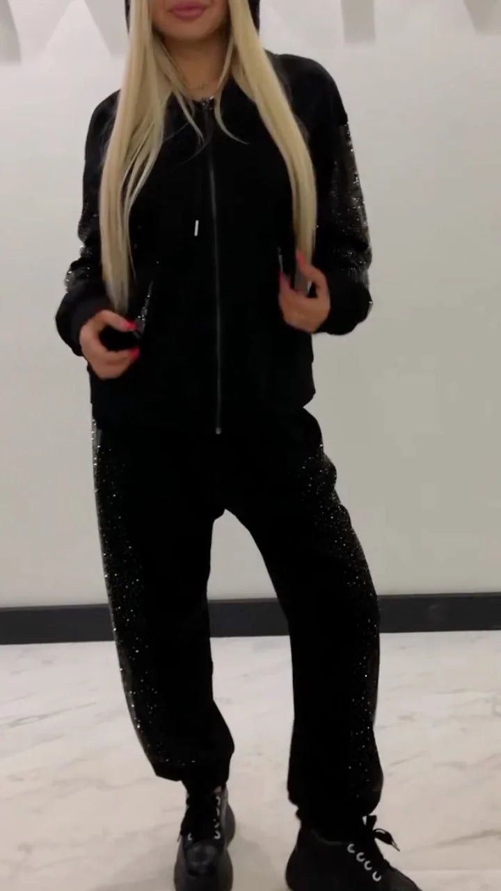 Conjunto feminino casual com jaqueta e calça com capuz e strass.