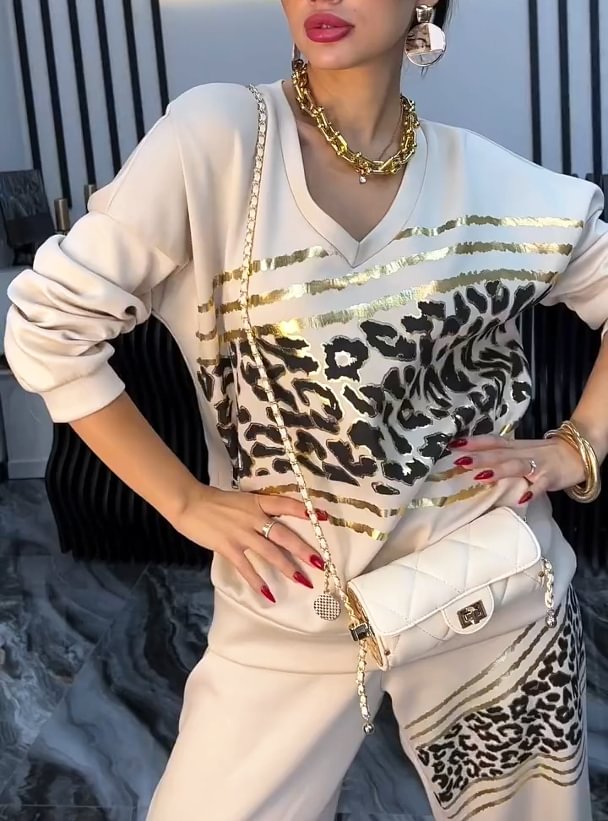 Conjunto casual feminino com blusa de moletom listrada e estampa de leopardo com decote em V