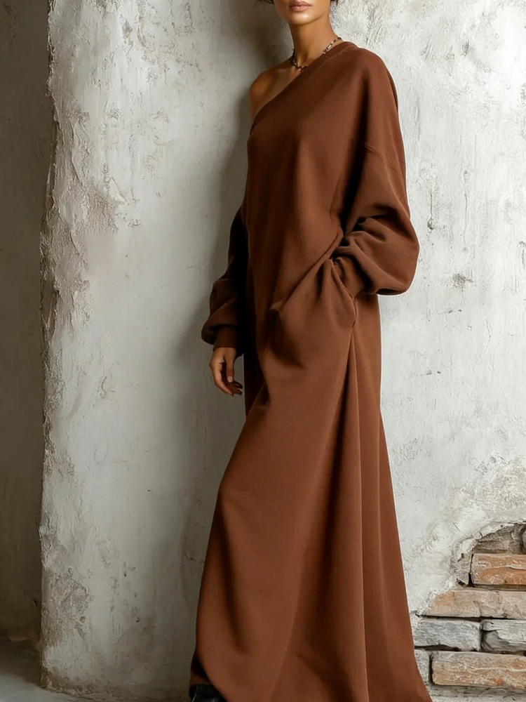 Vestido com capuz e ombros à mostra