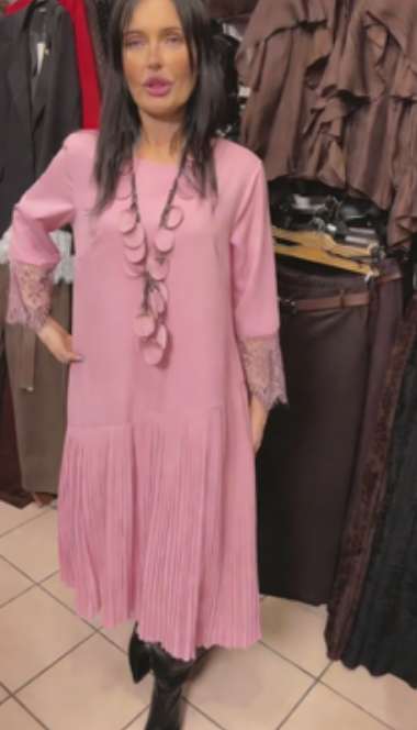 Vestido comprido com saia plissada e decote redondo