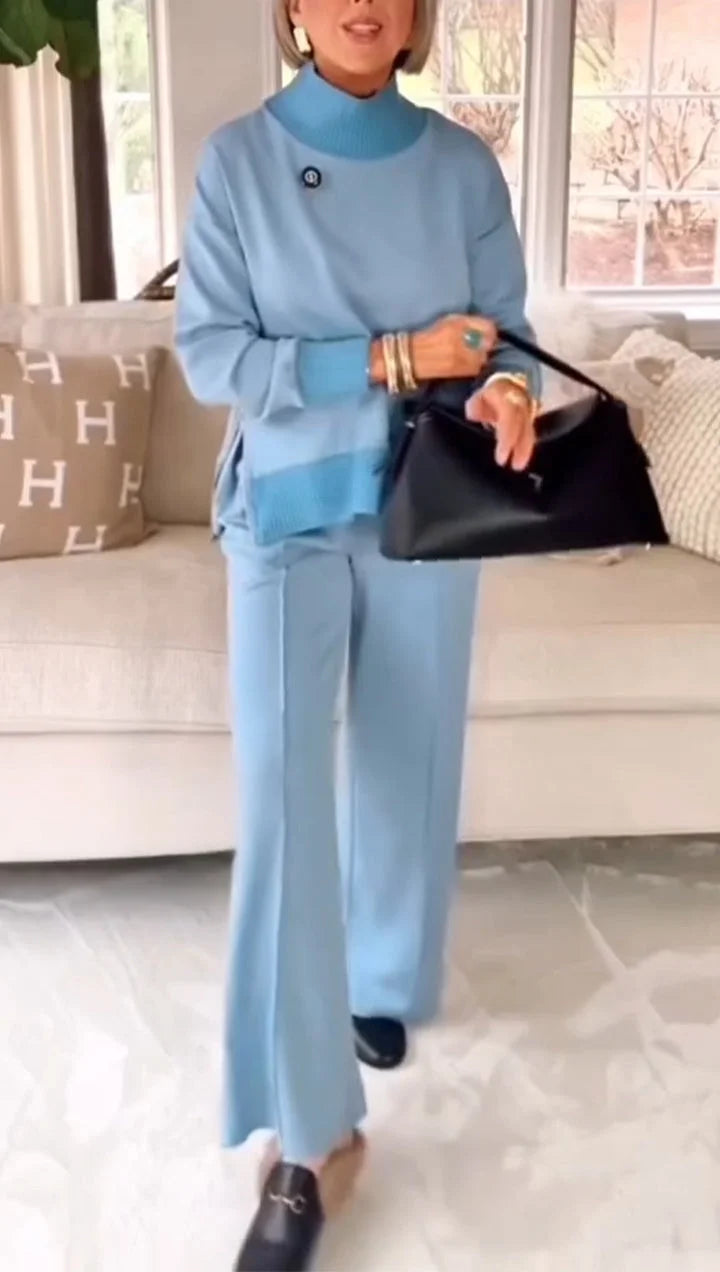 Conjunto casual feminino de malha com gola alta e detalhes em recortes.