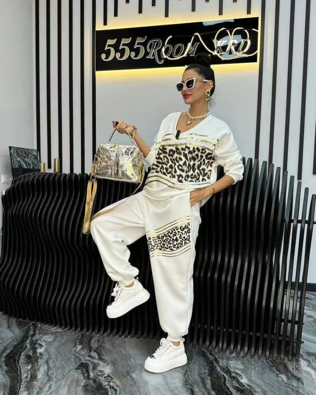 Conjunto casual feminino com blusa de moletom listrada e estampa de leopardo com decote em V