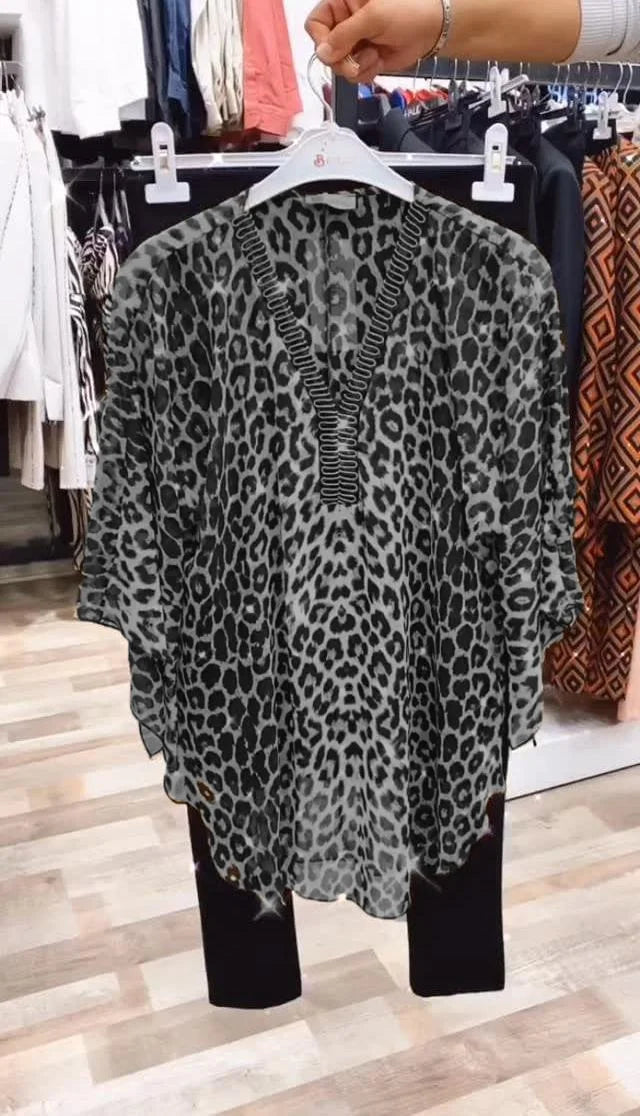 Conjunto casual de duas peças com estampa de leopardo e detalhes em diamante.