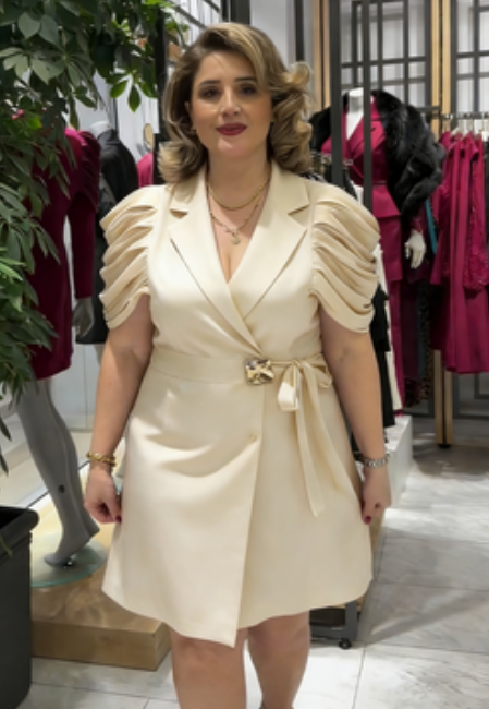 Este vestido apresenta gola de alfaiataria, mangas plissadas abalonadas e cintura elástica.