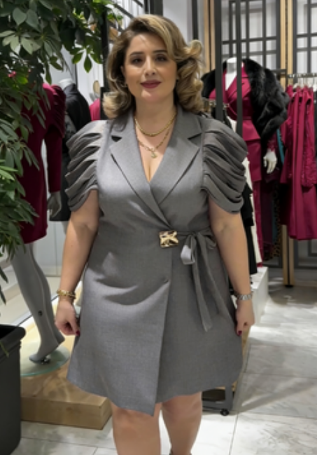 Este vestido apresenta gola de alfaiataria, mangas plissadas abalonadas e cintura elástica.