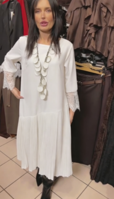 Vestido comprido com saia plissada e decote redondo