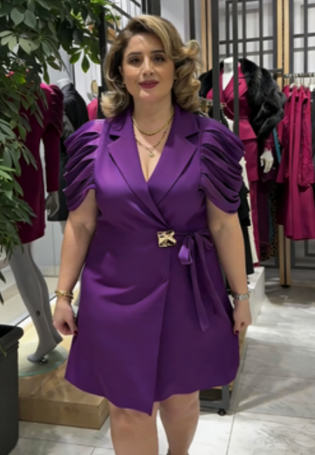 Este vestido apresenta gola de alfaiataria, mangas plissadas abalonadas e cintura elástica.