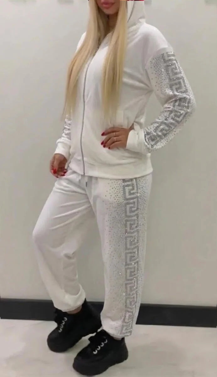 Conjunto feminino casual com jaqueta e calça com capuz e strass.