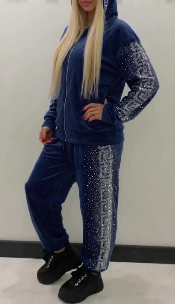 Conjunto feminino casual com jaqueta e calça com capuz e strass.