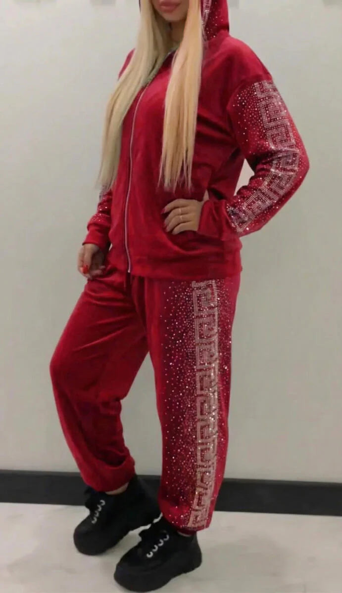 Conjunto feminino casual com jaqueta e calça com capuz e strass.