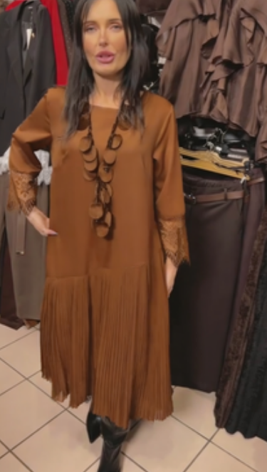 Vestido comprido com saia plissada e decote redondo