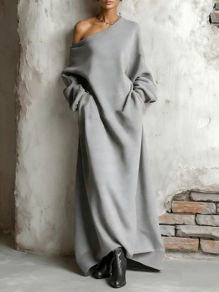 Vestido com capuz e ombros à mostra