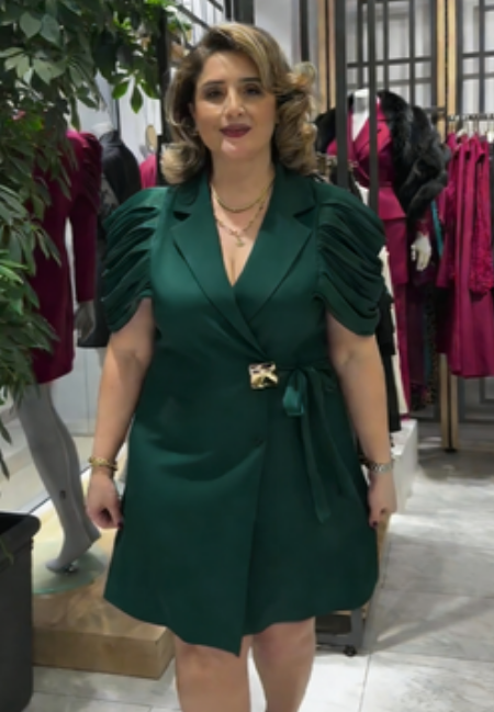 Este vestido apresenta gola de alfaiataria, mangas plissadas abalonadas e cintura elástica.