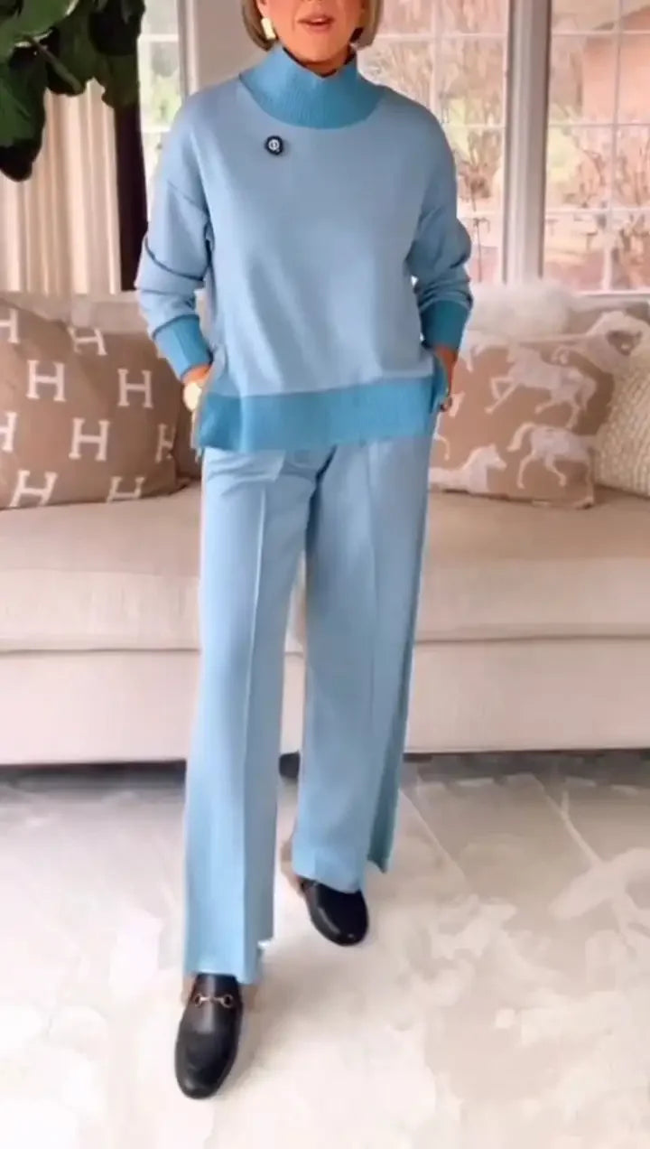 Conjunto casual feminino de malha com gola alta e detalhes em recortes.