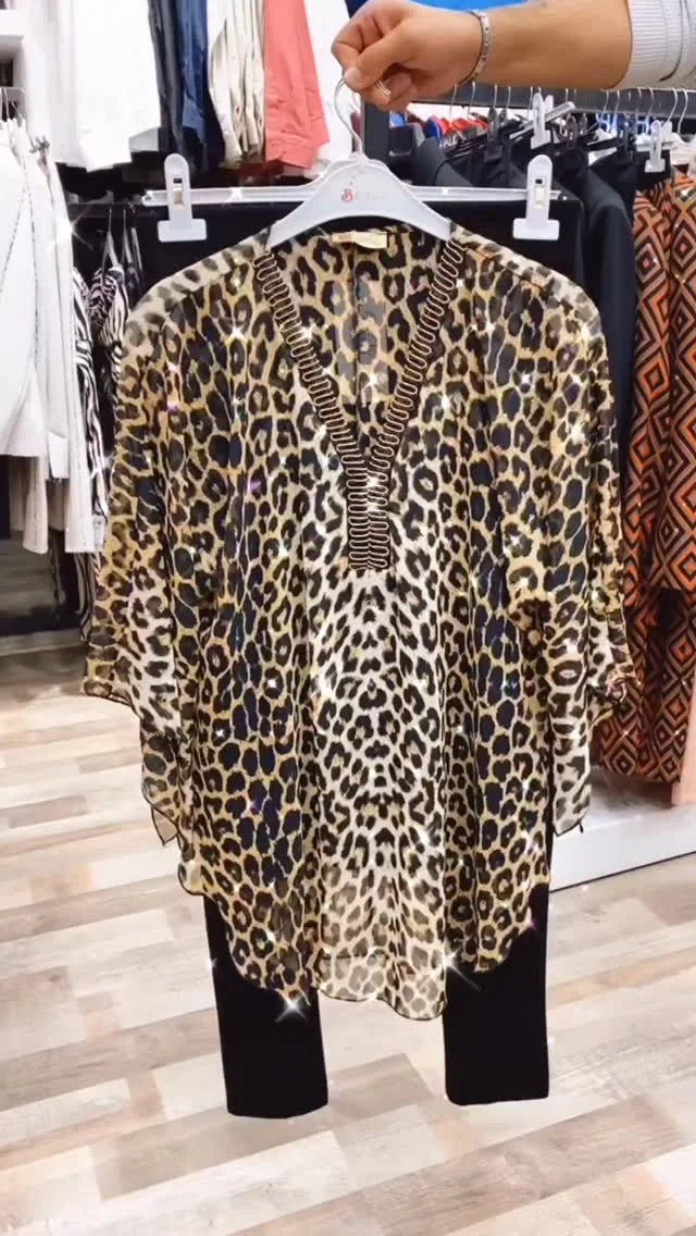 Conjunto casual de duas peças com estampa de leopardo e detalhes em diamante.