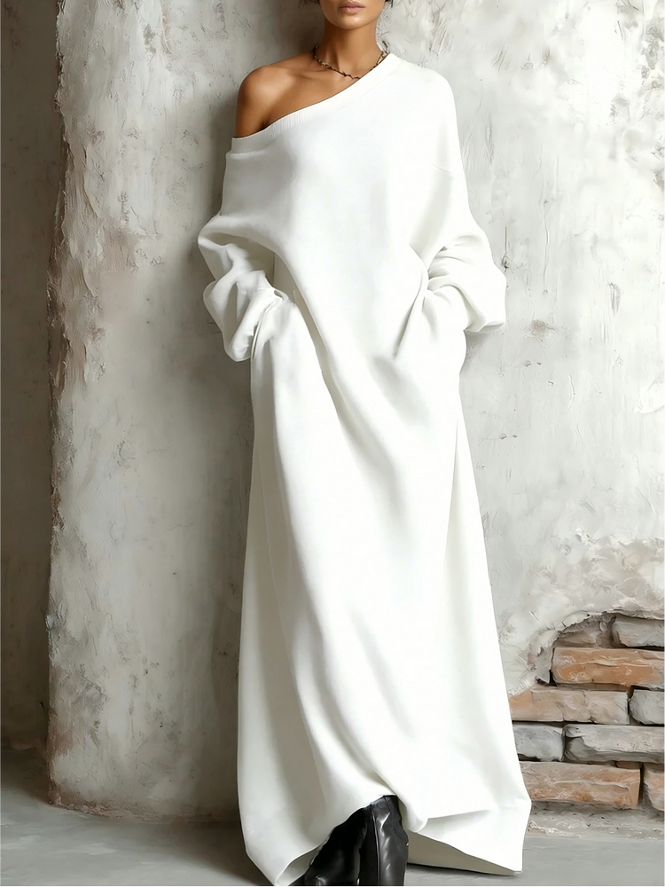 Vestido com capuz e ombros à mostra