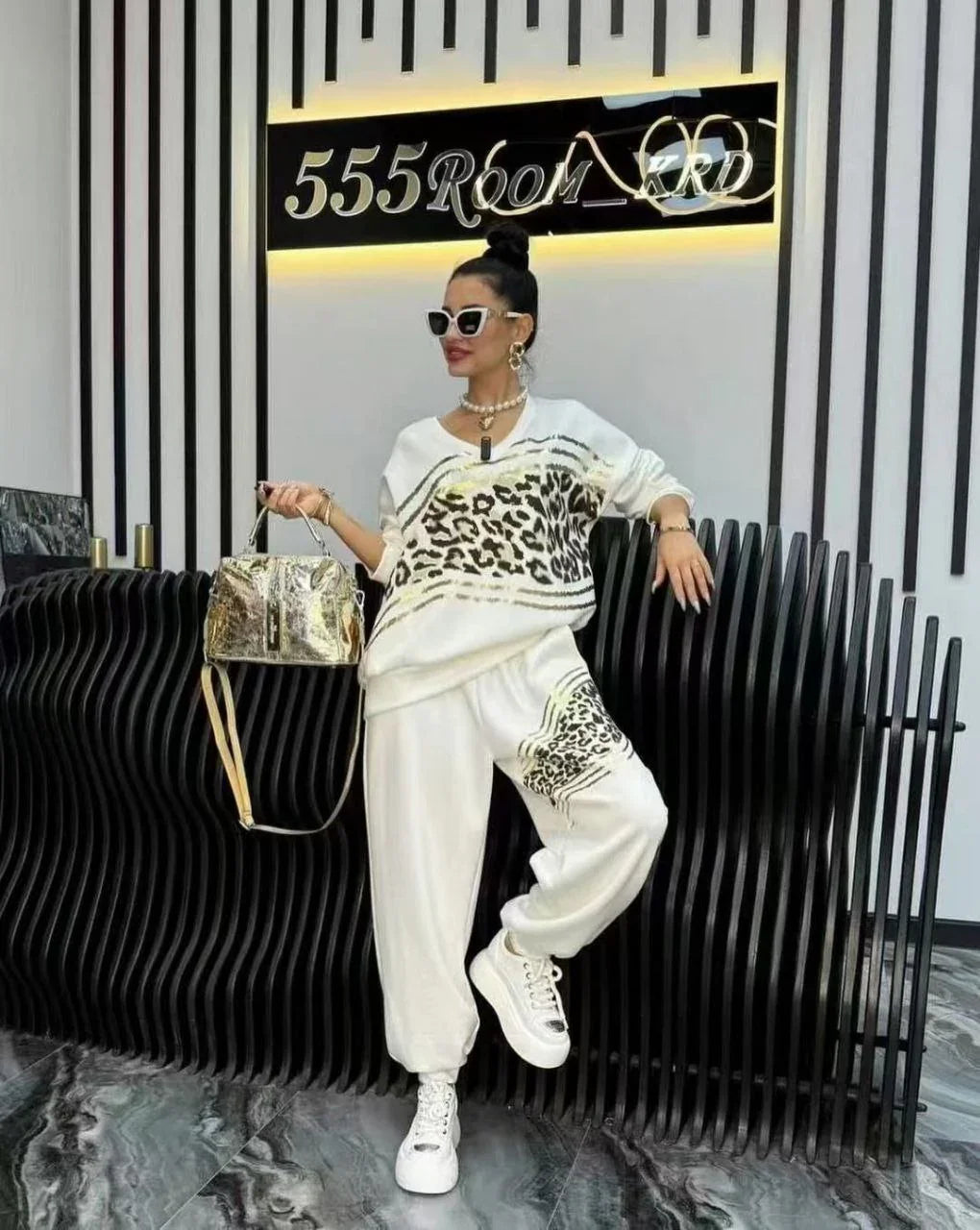 Conjunto casual feminino com blusa de moletom listrada e estampa de leopardo com decote em V