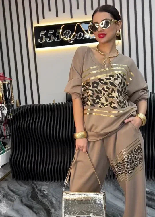 Conjunto casual feminino com blusa de moletom listrada e estampa de leopardo com decote em V