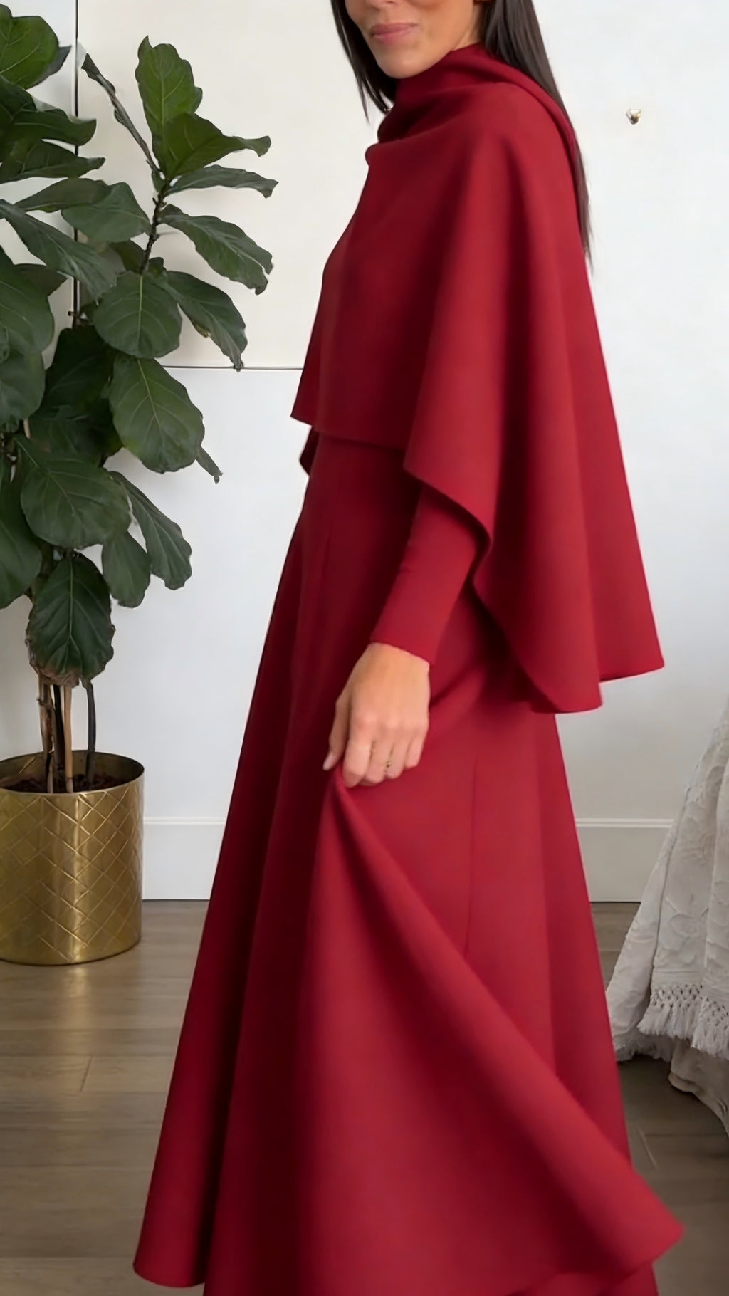 Conjunto elegante feminino com vestido de gola redonda e xale.