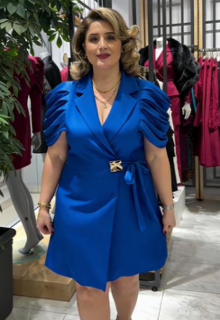 Este vestido apresenta gola de alfaiataria, mangas plissadas abalonadas e cintura elástica.