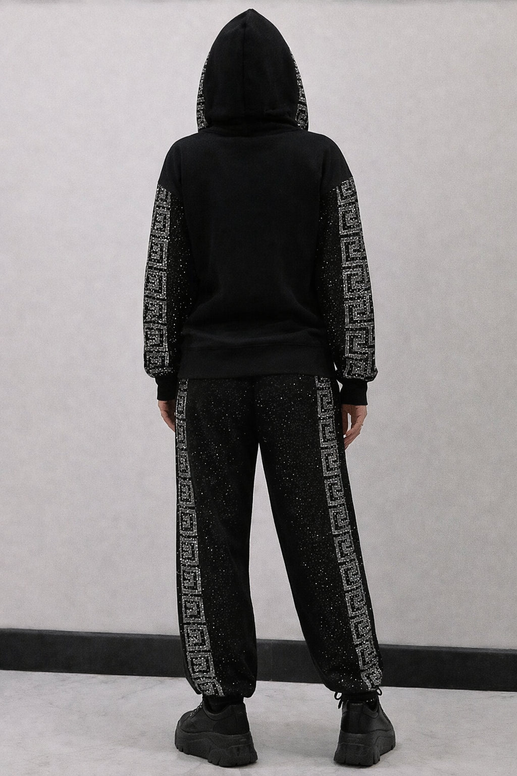 Conjunto feminino casual com jaqueta e calça com capuz e strass.