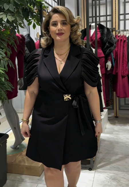 Este vestido apresenta gola de alfaiataria, mangas plissadas abalonadas e cintura elástica.