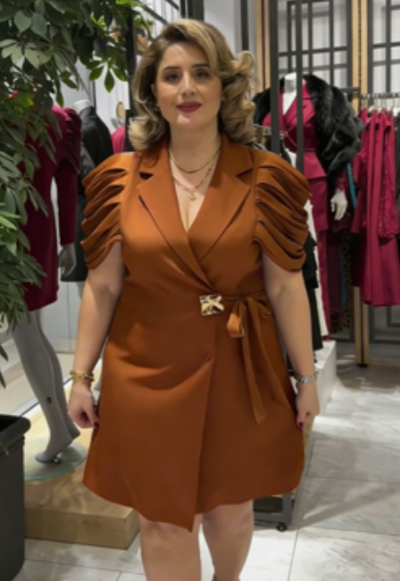 Este vestido apresenta gola de alfaiataria, mangas plissadas abalonadas e cintura elástica.