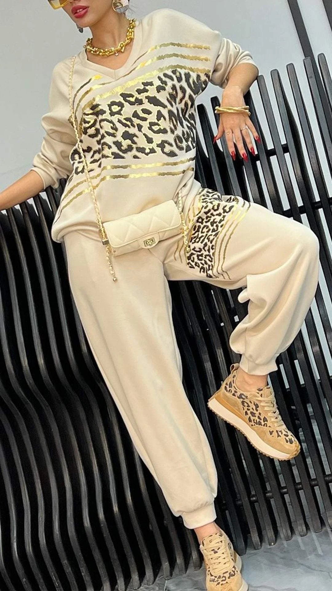 Conjunto casual feminino com blusa de moletom listrada e estampa de leopardo com decote em V