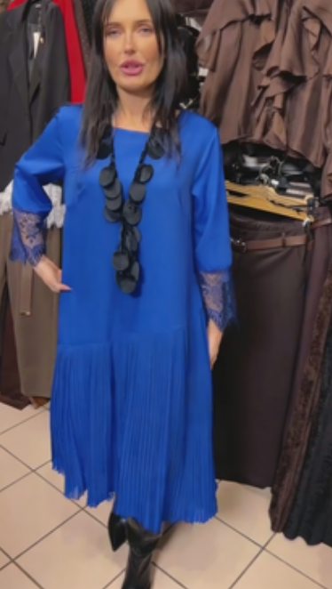 Vestido comprido com saia plissada e decote redondo