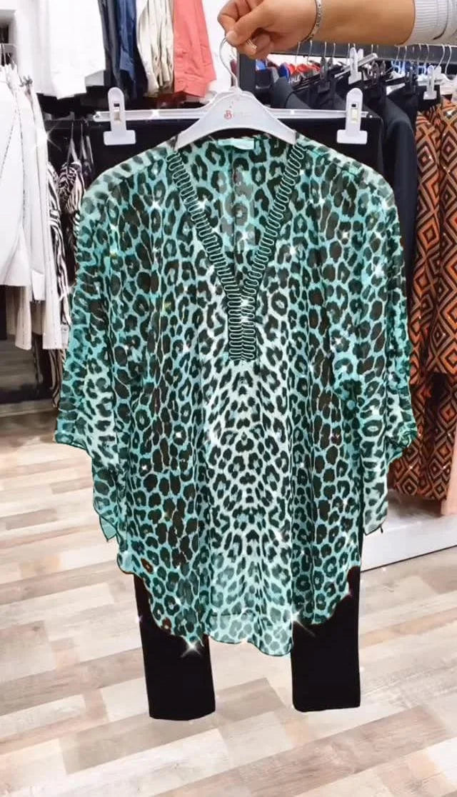 Conjunto casual de duas peças com estampa de leopardo e detalhes em diamante.