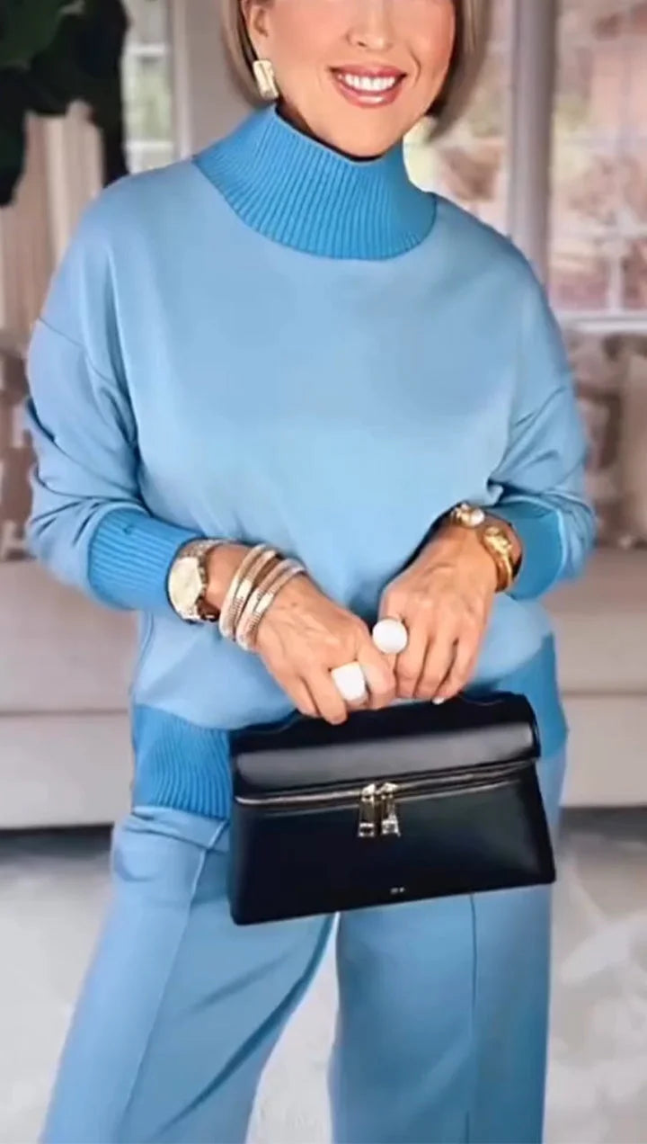 Conjunto casual feminino de malha com gola alta e detalhes em recortes.