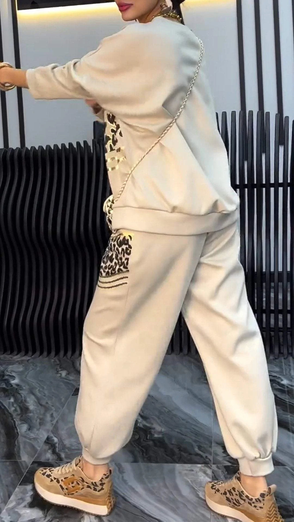 Conjunto casual feminino com blusa de moletom listrada e estampa de leopardo com decote em V