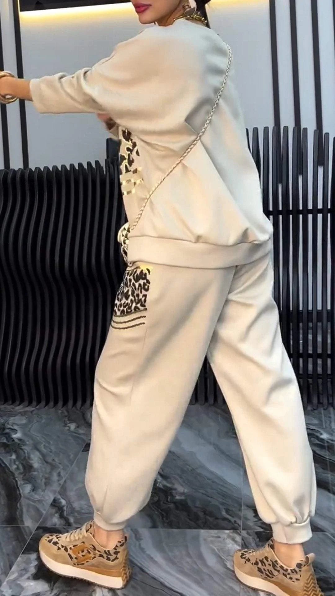 Conjunto casual feminino com blusa de moletom listrada e estampa de leopardo com decote em V